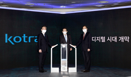 지난 13일 서울 서초구 염곡동 코트라 본사 지하 1층에 마련된 'K-스튜디오' 개관식에서 정세균 국무총리(가운데), 성윤모 산업통상자원부 장관(왼쪽), 권평오 코트라 사장이 기념촬영하고 있다. <코트라 제공>